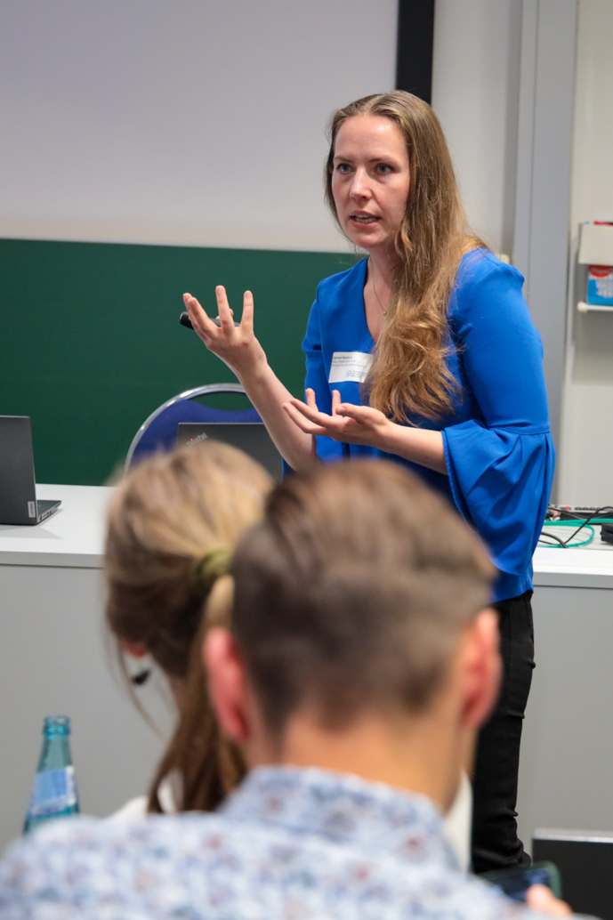 Frau präsentiert im Hörsaal Forschungsergebnisse Silicon Saxony Arbeitskreis Personalentwicklung
