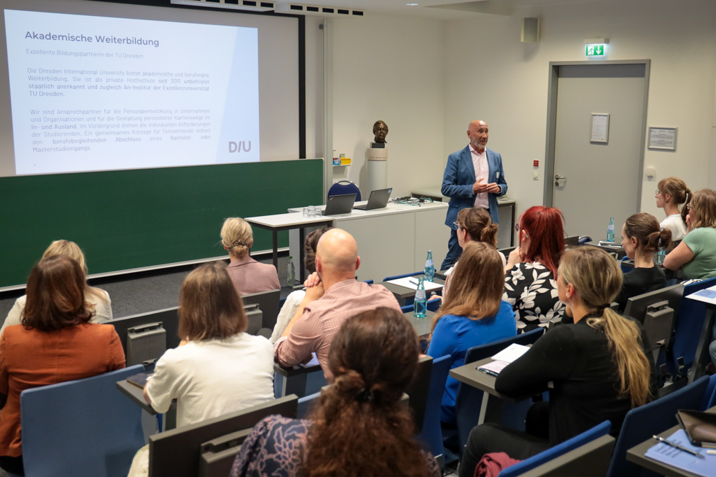 Männlicher Professor redet im Hörsaal zu Gästen Saxony Arbeitskreis Personalentwicklung