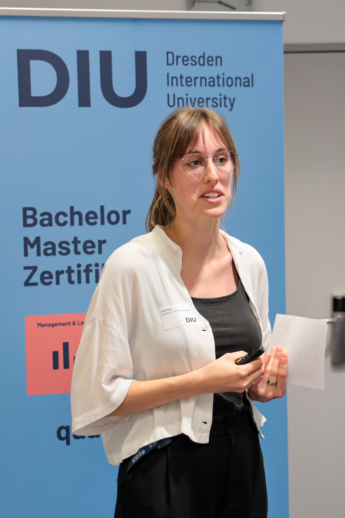 Frau präsentiert im Hörsaal Silicon Saxony Arbeitskreis Personalentwicklung