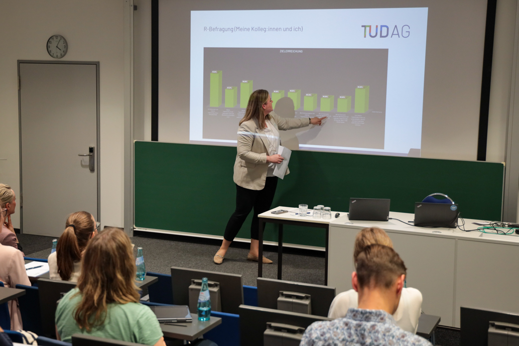 Referentin zeigt Ergebnisse auf den PowerPoint Folien Silicon Saxony Arbeitskreis Personalentwicklung