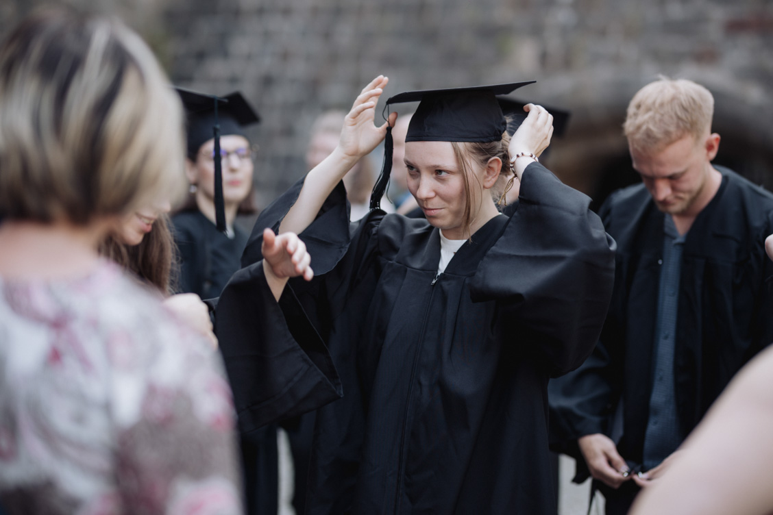 DIU Absolvent:innen mit Hut und Robe