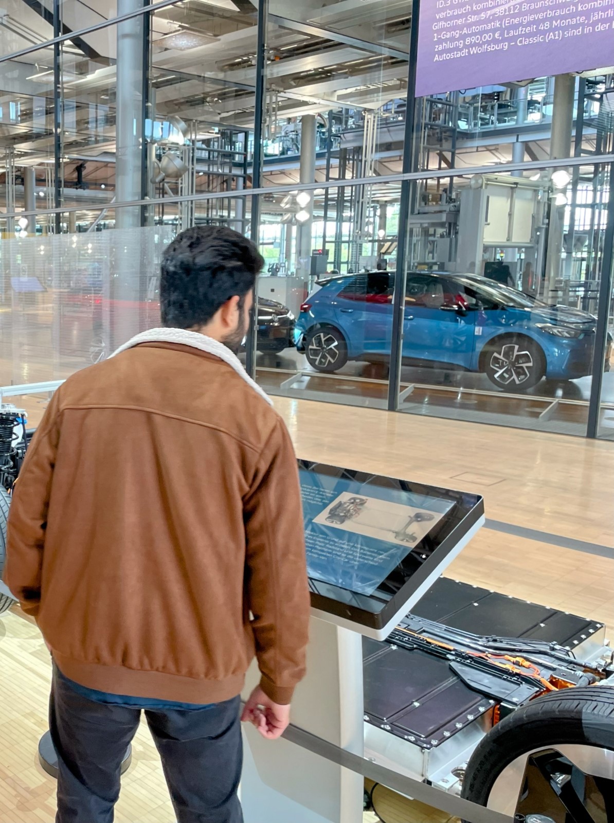 DIU Studierenden Gruppe besichtigt Produktionshalle mit Fahrzeugen