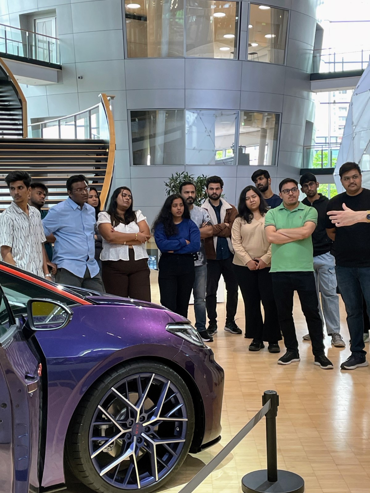 DIU Studierenden Gruppe von Studierenden stehen vor Elektrofahrzeug