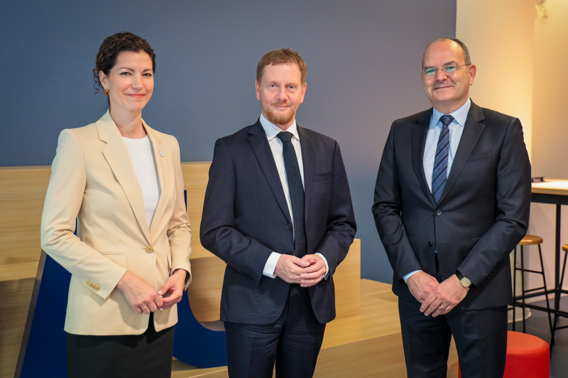 MP Kretzschmer wird von Dr Merle Emre und Prof Dr Rohayem begrüßt