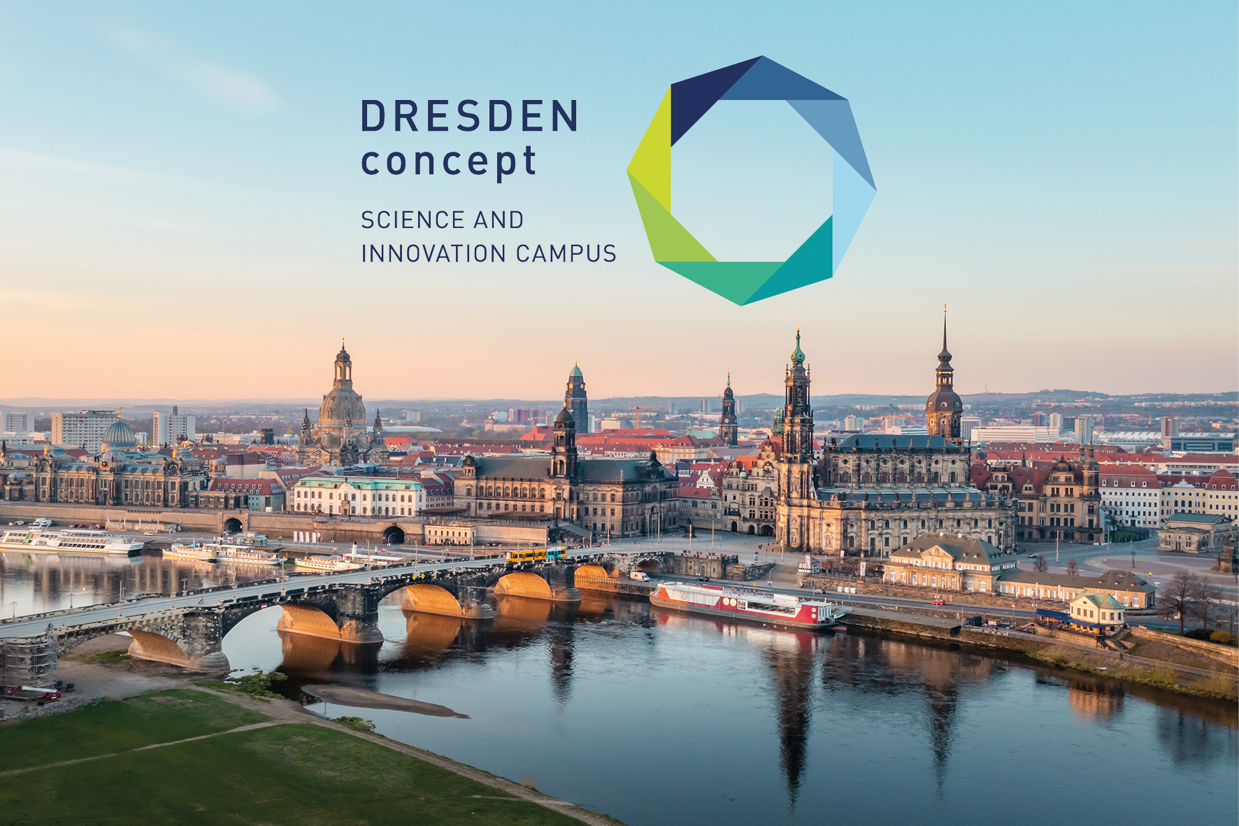 Blick auf die Dresden mit Elbe Frauenkirche und der Altstadt