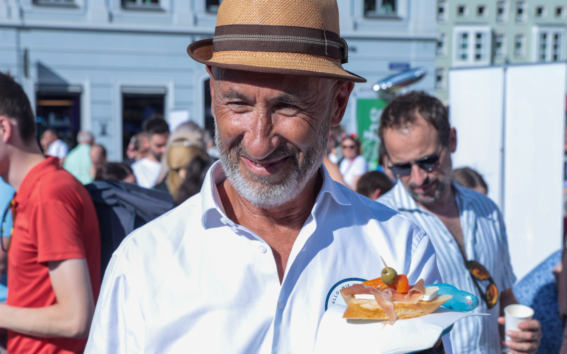 Älterer Mann mit Hut am "Dresden is(s)t bunt" DIU Stand.