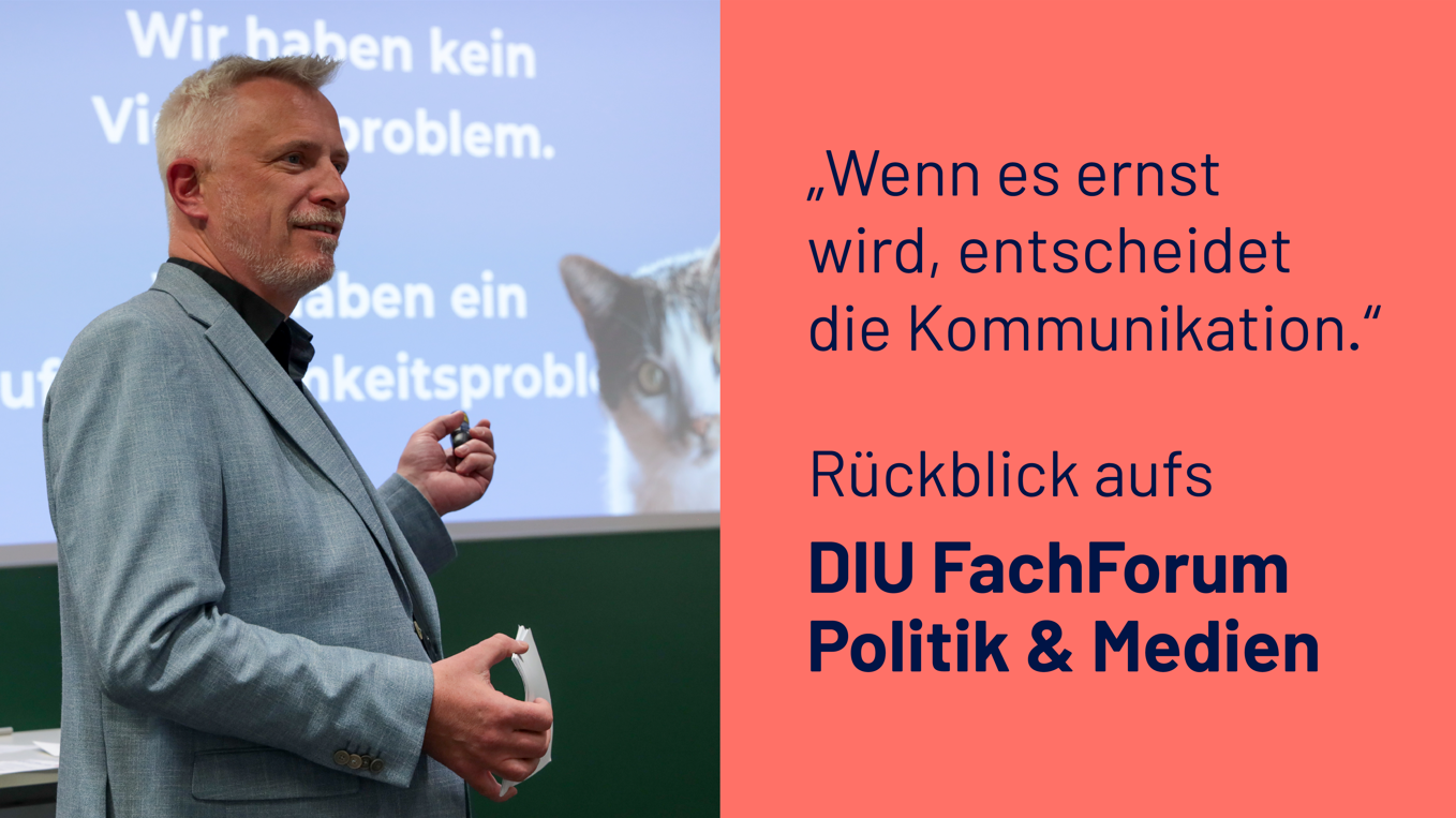 Mann im grauen Sakko hält Präsentation vor projizierter Textfolie mit Katzenbild und rotem Textfeld mit Zitat und Veranstaltungstitel.